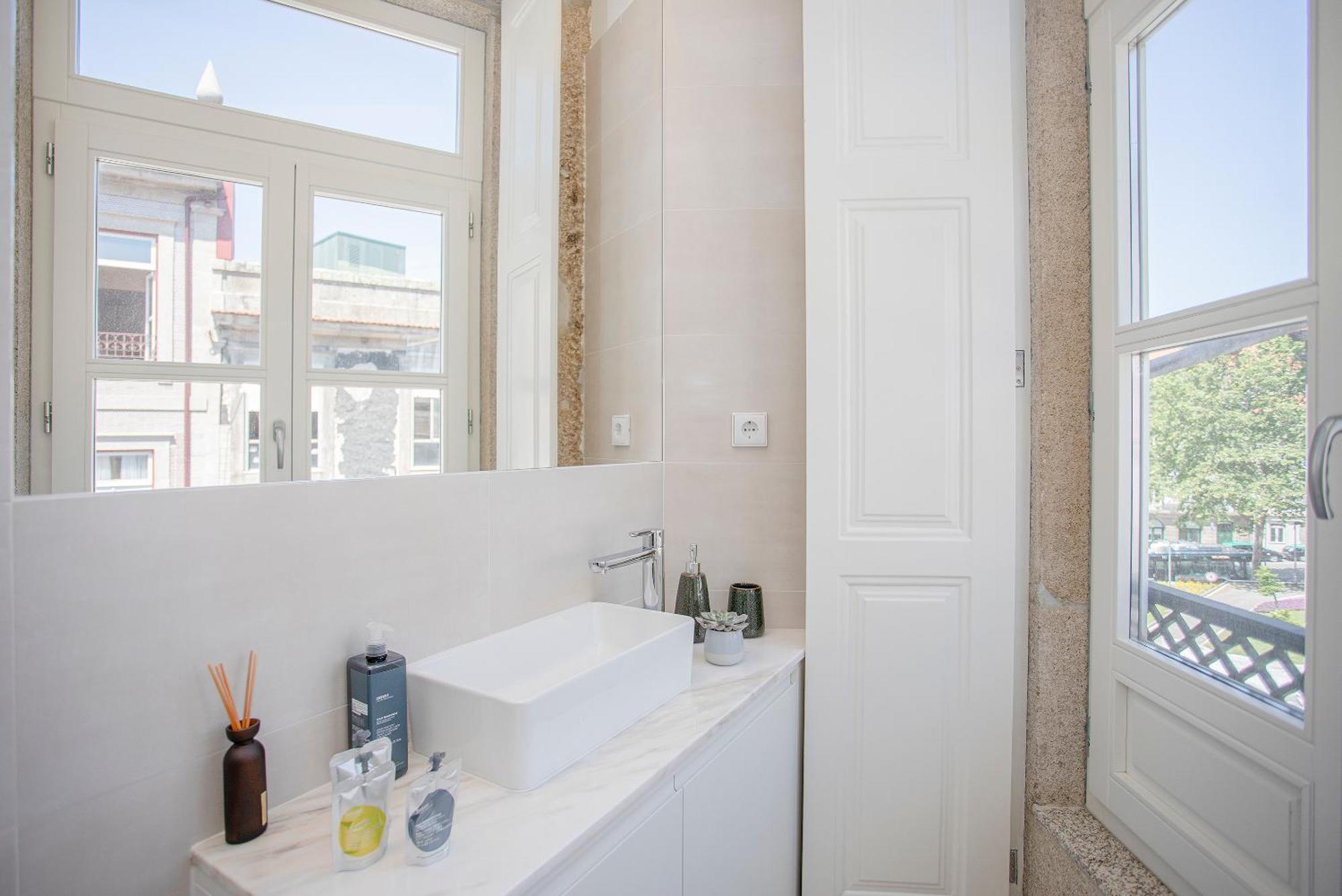 Liiiving In - Aliados Stone Apartment