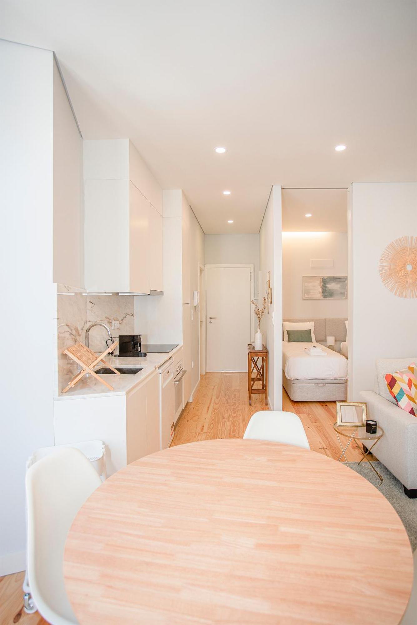 Liiiving In - Aliados Stone Apartment