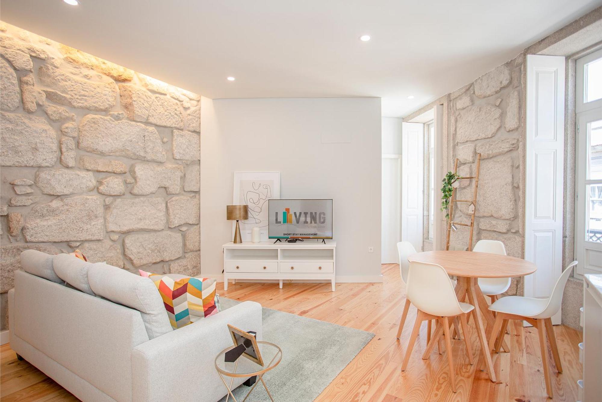 Liiiving In - Aliados Stone Apartment
